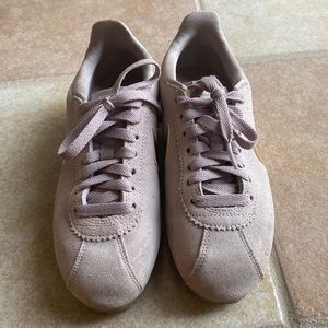 Nike shoes not sure of the name. Size 6 1/2 . Color very light purple/old rose.